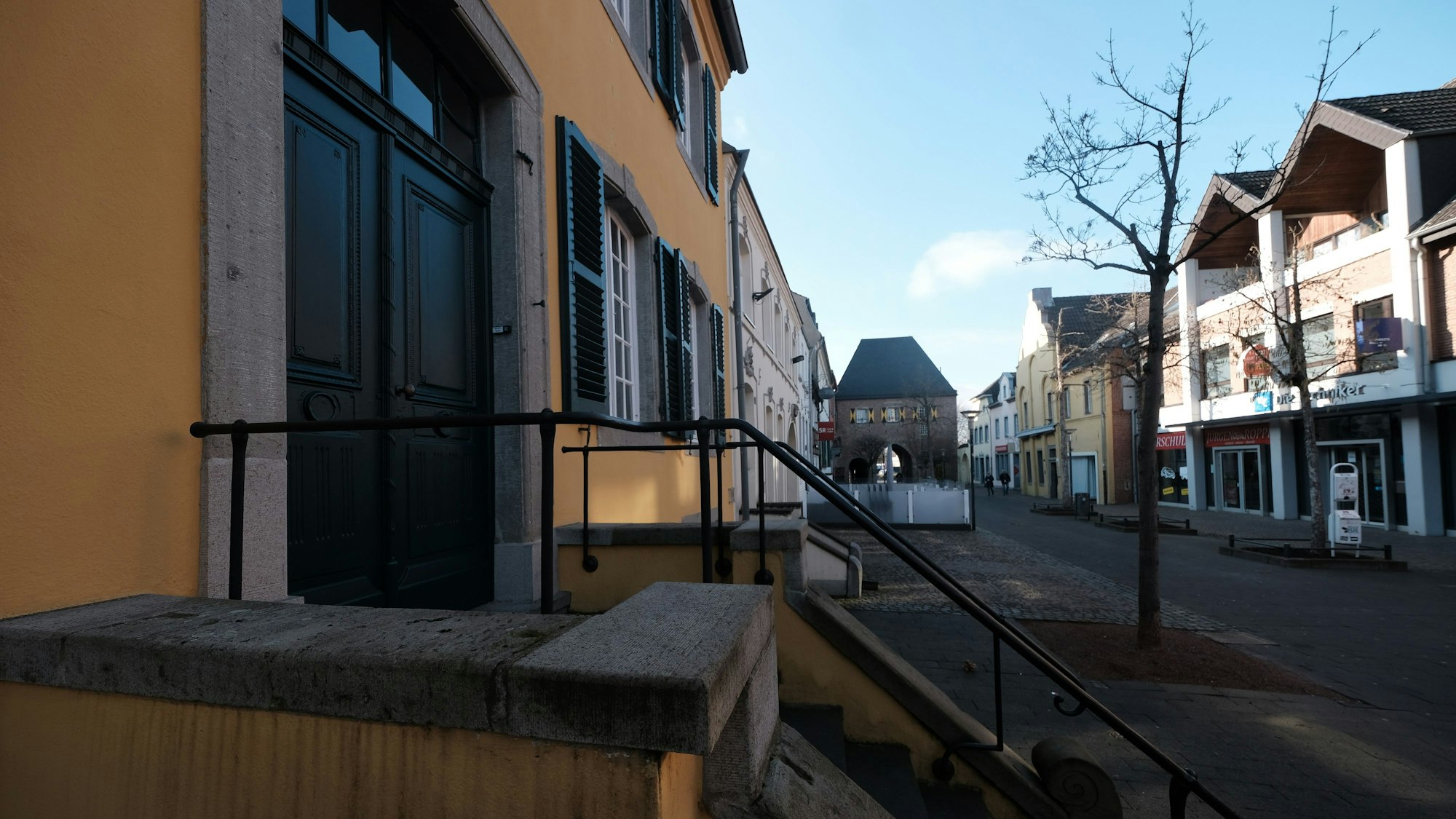 Die Fußgängerzone in Bergheim mit Aachener Tor.