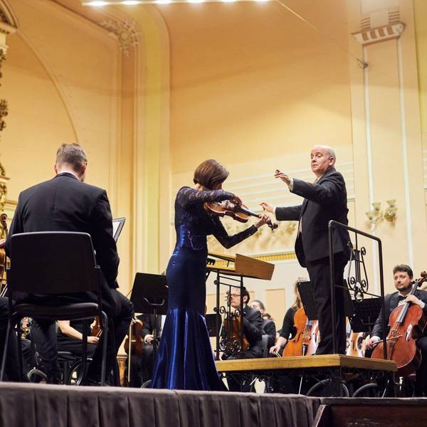 Die Philharmonie spielt auf einer Bühne.