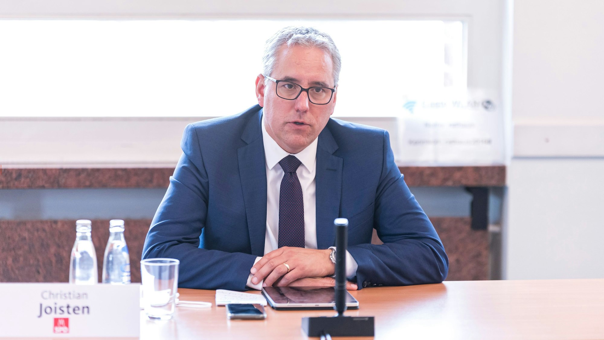 Das Bild zeigt SPD-Fraktionschef Christian Joisten hinter einem Tisch sitzend.