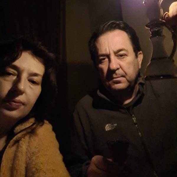 Halnya Balykova und Ehemann Viktor sitzen in ihrer Wohnung in Odessa im Kerzenlicht nach Stromausfall in der ganzen Stadt.