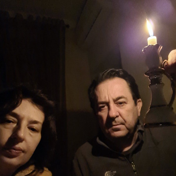 Halnya Balykova und Ehemann Viktor sitzen in ihrer Wohnung in Odessa im Kerzenlicht nach Stromausfall in der ganzen Stadt.