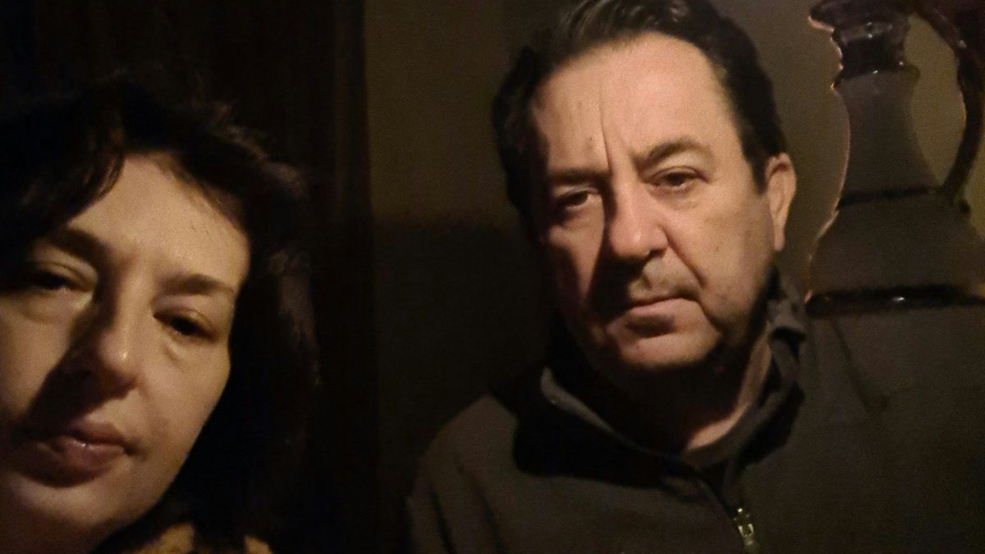 Halnya Balykova und Ehemann Viktor sitzen in ihrer Wohnung in Odessa im Kerzenlicht nach Stromausfall in der ganzen Stadt.