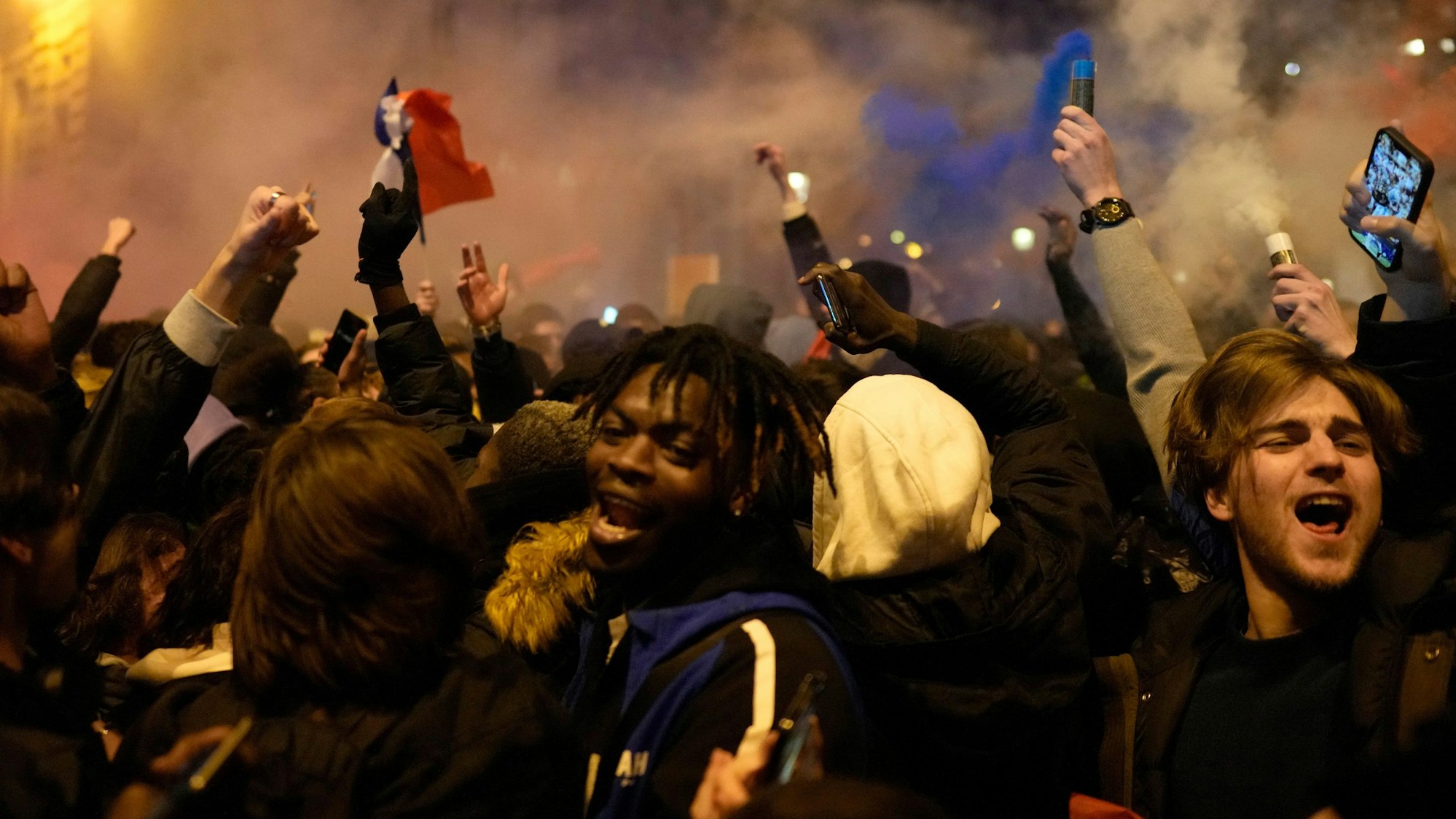 Französische Fans am Arc de Triomphe in Paris++