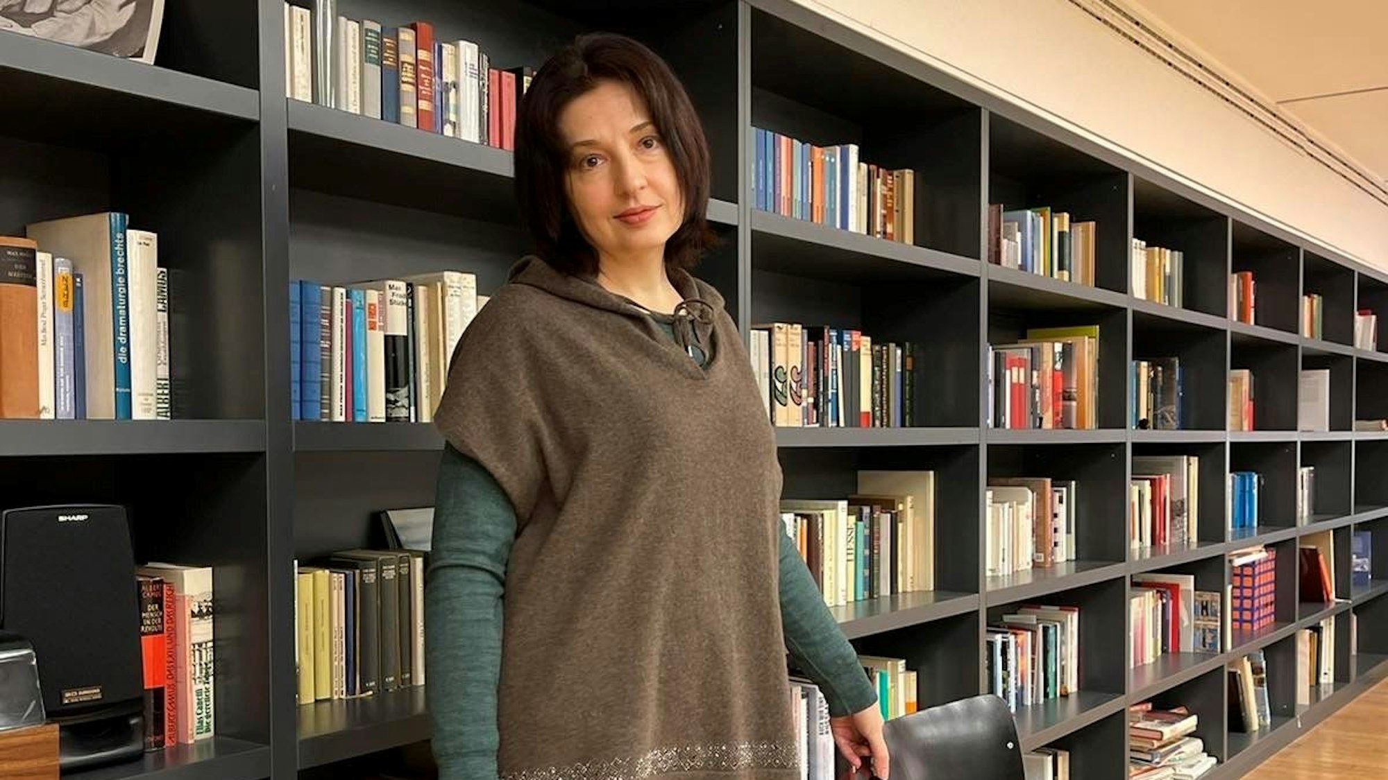Halyna Balykova steht vor einer Bücherwand im Lew-Kopelew-Forum in der Neumarkt-Galerie.