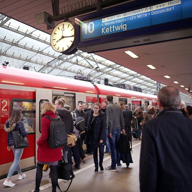 ARCHIV - 04.04.2018, Nordrhein-Westfalen, Köln: Pendler stehen im Hauptbahnhof Köln vor einer S-Bahn.   (zu dpa vom 24.06.2018) Foto: Oliver Berg/dpa +++ dpa-Bildfunk +++