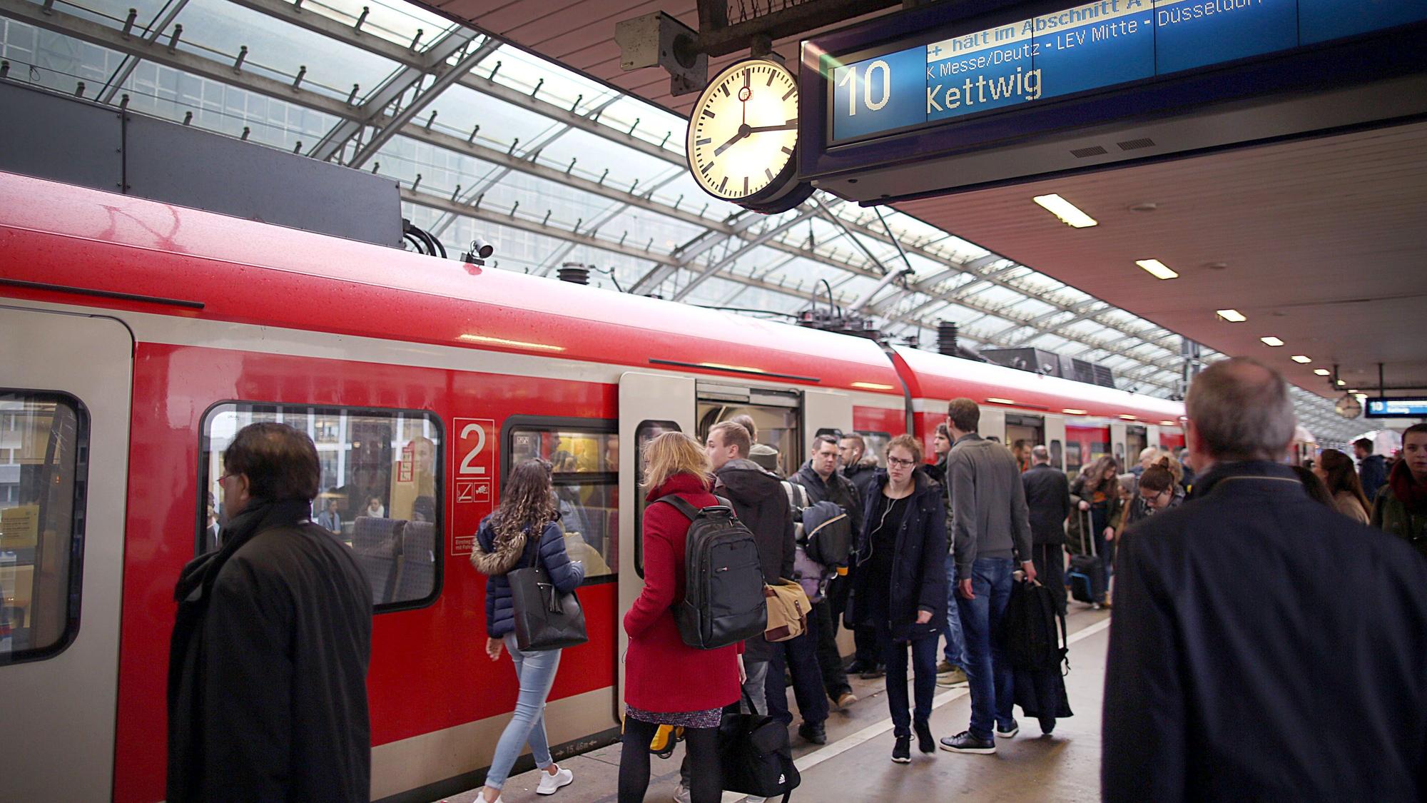 ARCHIV - 04.04.2018, Nordrhein-Westfalen, Köln: Pendler stehen im Hauptbahnhof Köln vor einer S-Bahn. (zu dpa vom 24.06.2018) Foto: Oliver Berg/dpa +++ dpa-Bildfunk +++