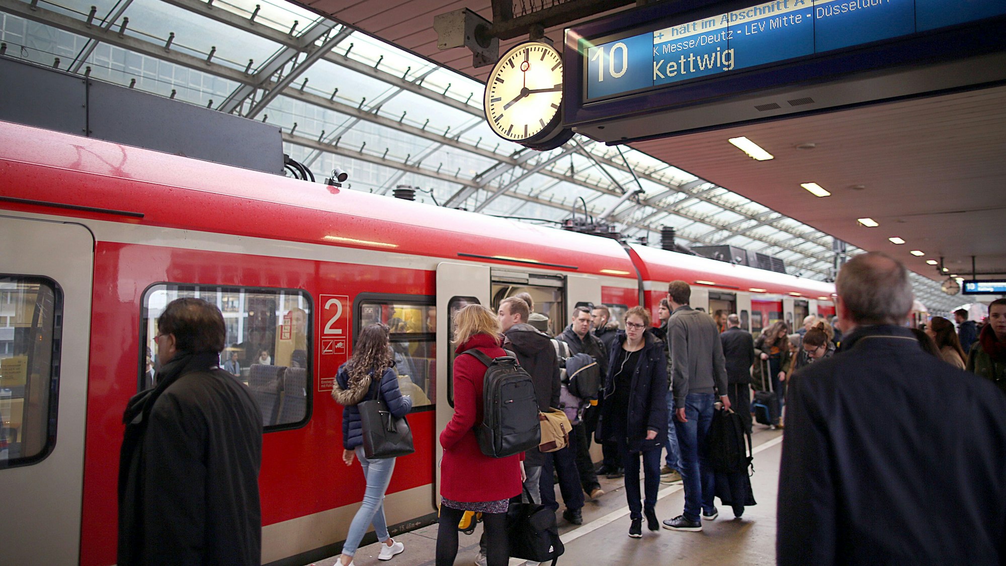 ARCHIV - 04.04.2018, Nordrhein-Westfalen, Köln: Pendler stehen im Hauptbahnhof Köln vor einer S-Bahn.   (zu dpa vom 24.06.2018) Foto: Oliver Berg/dpa +++ dpa-Bildfunk +++