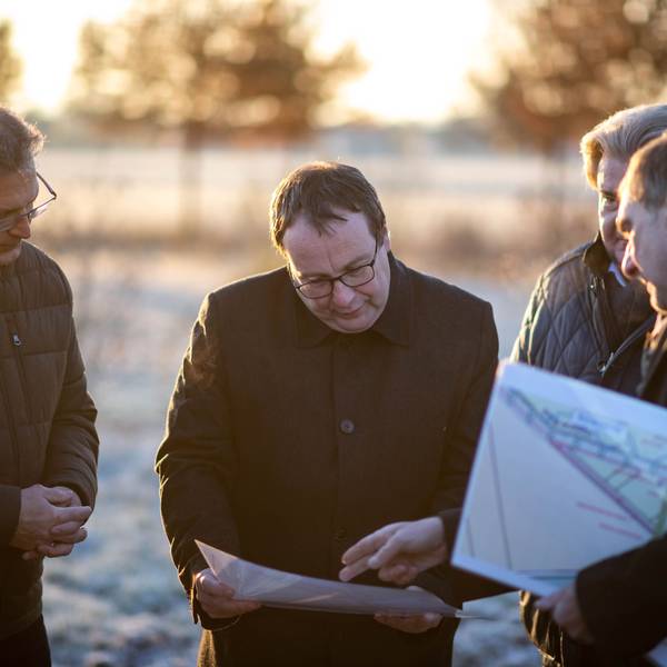 NRW-Minister Oliver Krischer (M.) lässt sich die Hochwasserschutz-Projekte erklären.