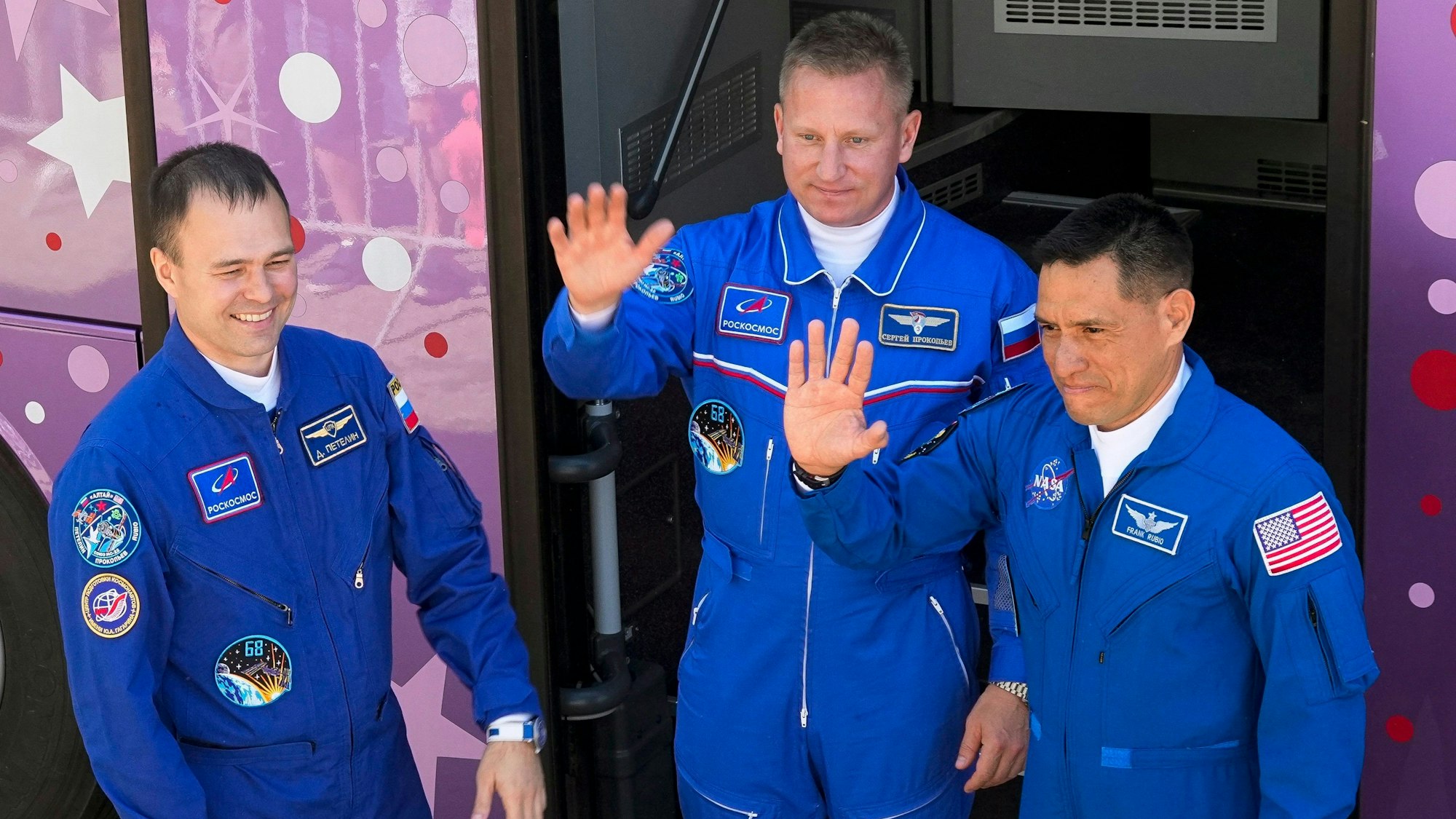 Die Roskosmos-Kosmonauten Dmitri Petelin und Sergej Prokopjew der NASA-Astronaut Frank Rubio (v.l.) auf dem Weg zur Internationalen Raumstation (ISS).