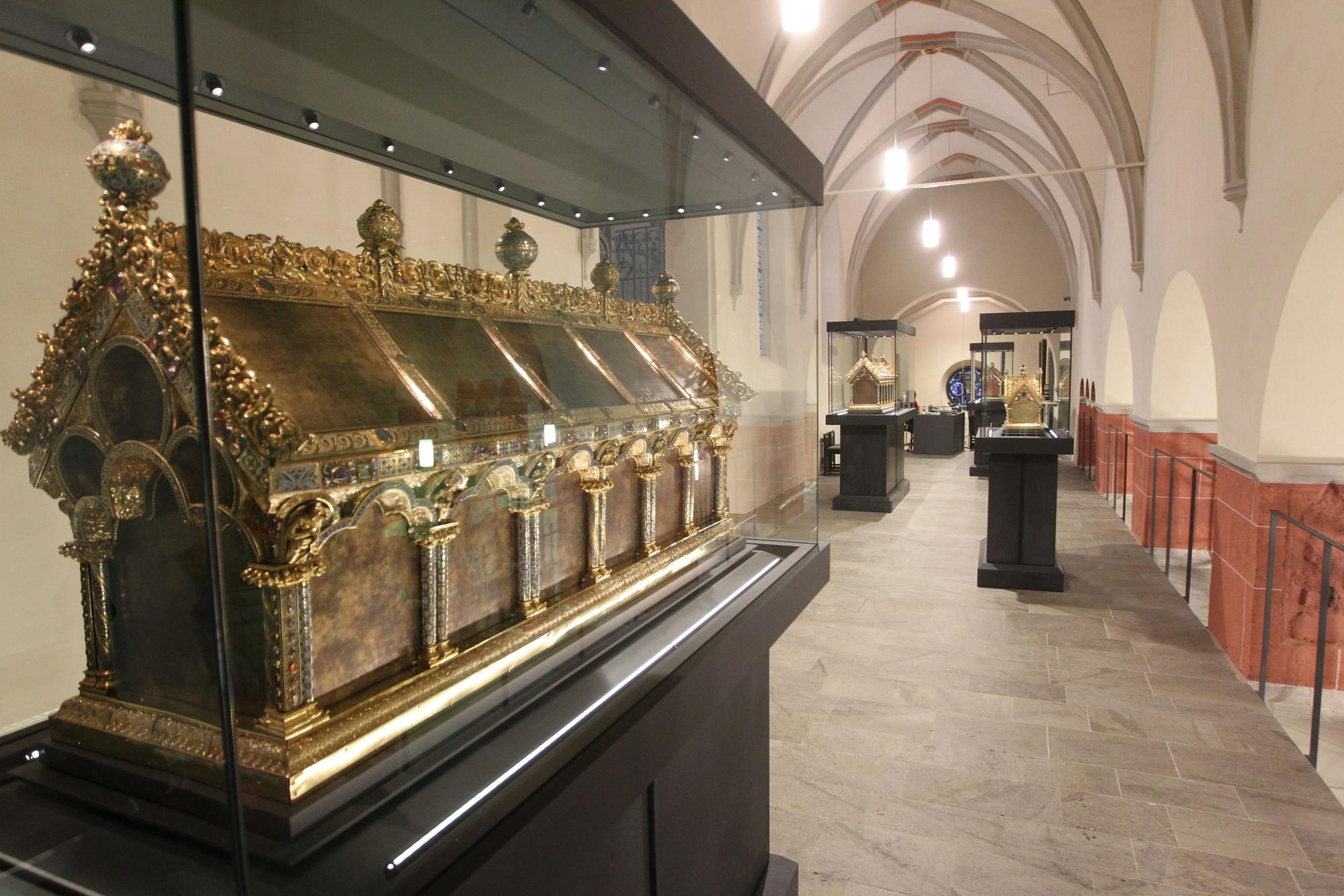 Der Annoschrein steht in der Pfarrkirche St. Servatius in Siegburg.
