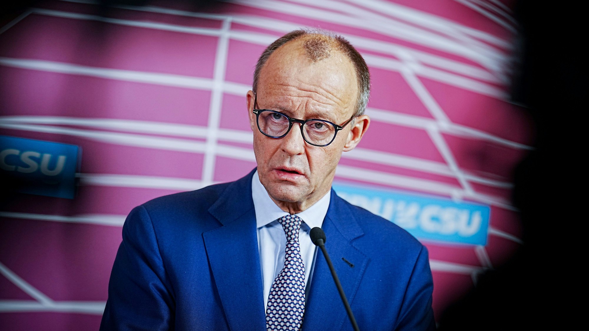 Friedrich Merz (CDU), CDU-Bundesvorsitzender und Unionsfraktionsvorsitzender, gibt zu Beginn der Fraktionssitzung seiner Partei ein Pressestatement.