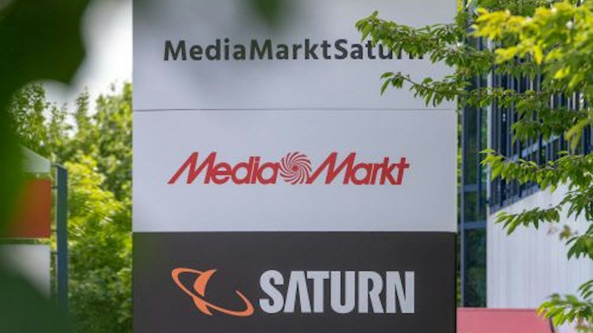 Ein Schild auf dem die Logos von Media-Markt und Saturn stehen.