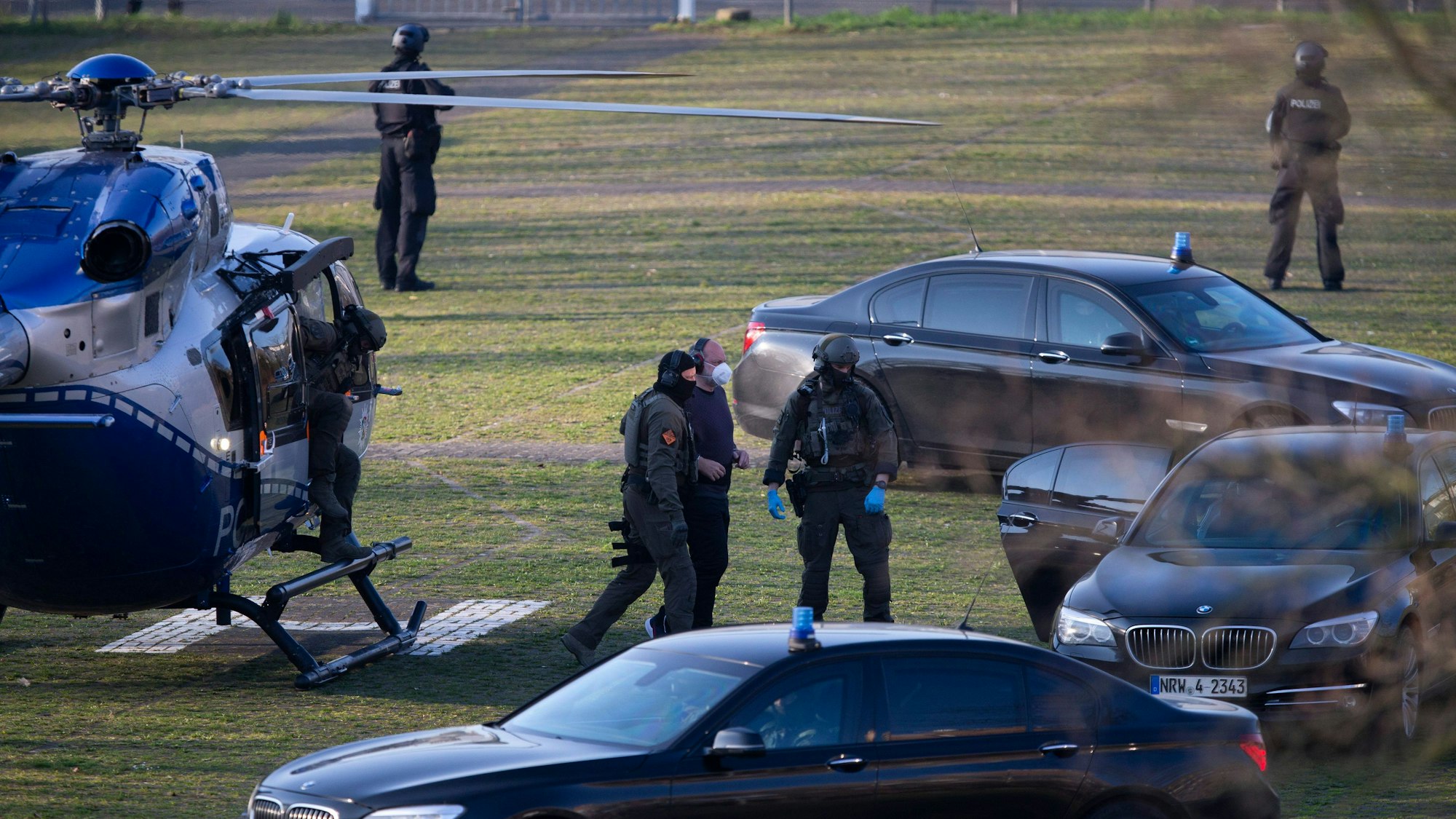 Der Angeklagte Thomas Drach kommt mit dem Hubschrauber auf dem Gelände des Justizzentrums Köln an. Er wurde unter höchsten Sicherheitsvorkehrungen aus der JVA Ossendorf zu seiner Verhandlung im Kölner Landgericht geflogen.