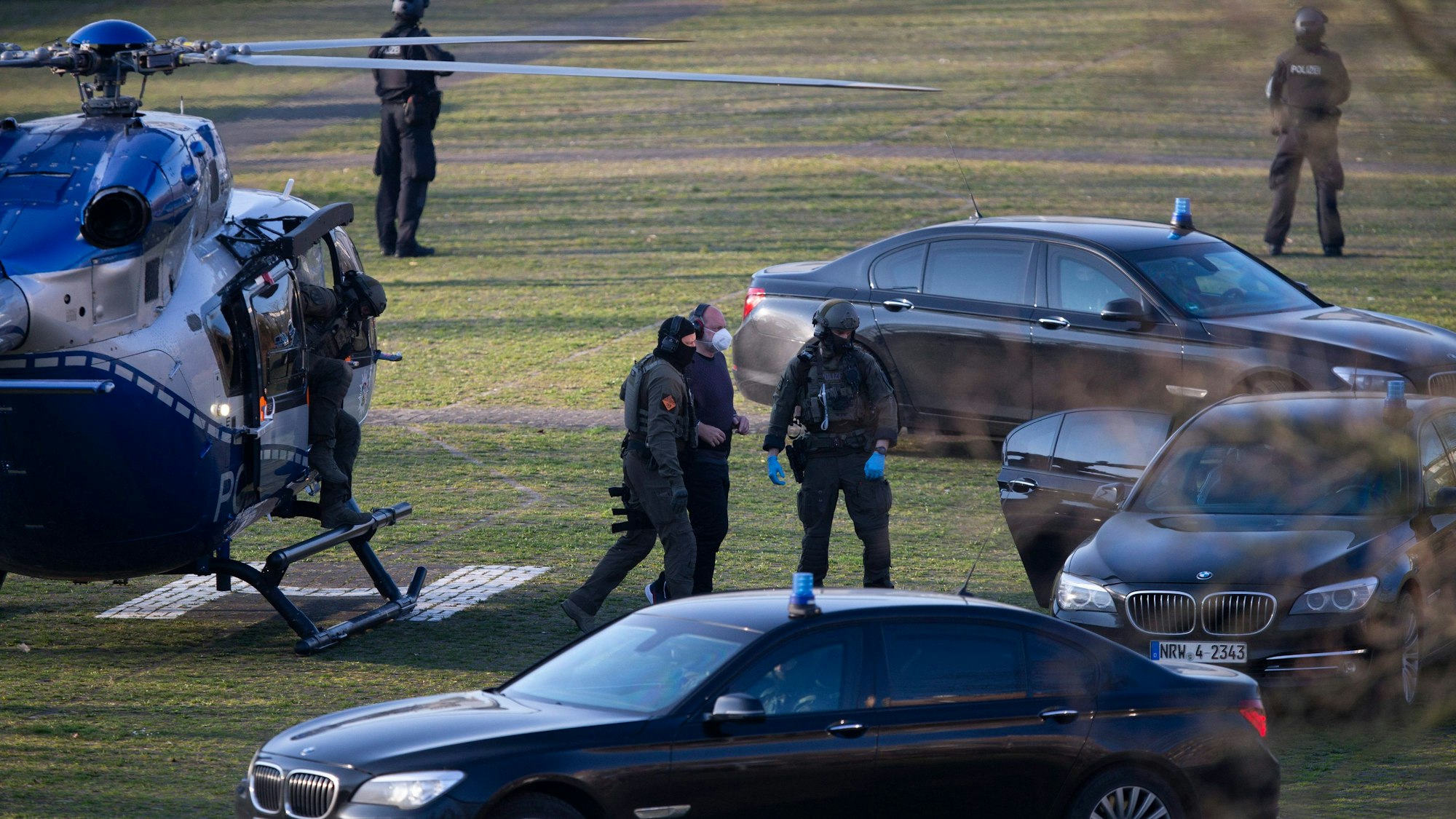 Thomas Drach wird regelmäßig mit dem Hubschrauber aus dem Gefängnis zum Kölner Justizgebäude gebracht, bewacht von SEK-Beamten.