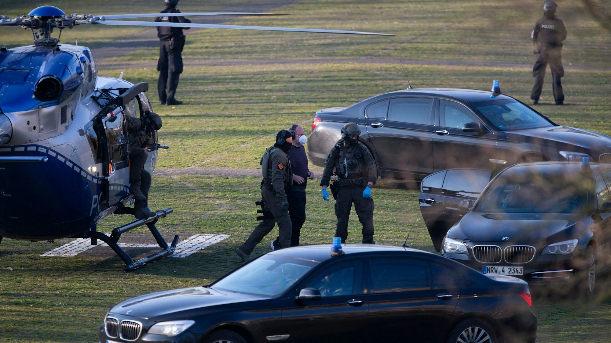 Mehrere SEK-Beamte begleiten Drach im Hubschrauber. Drei Autos sind zusätzlich zu sehen.