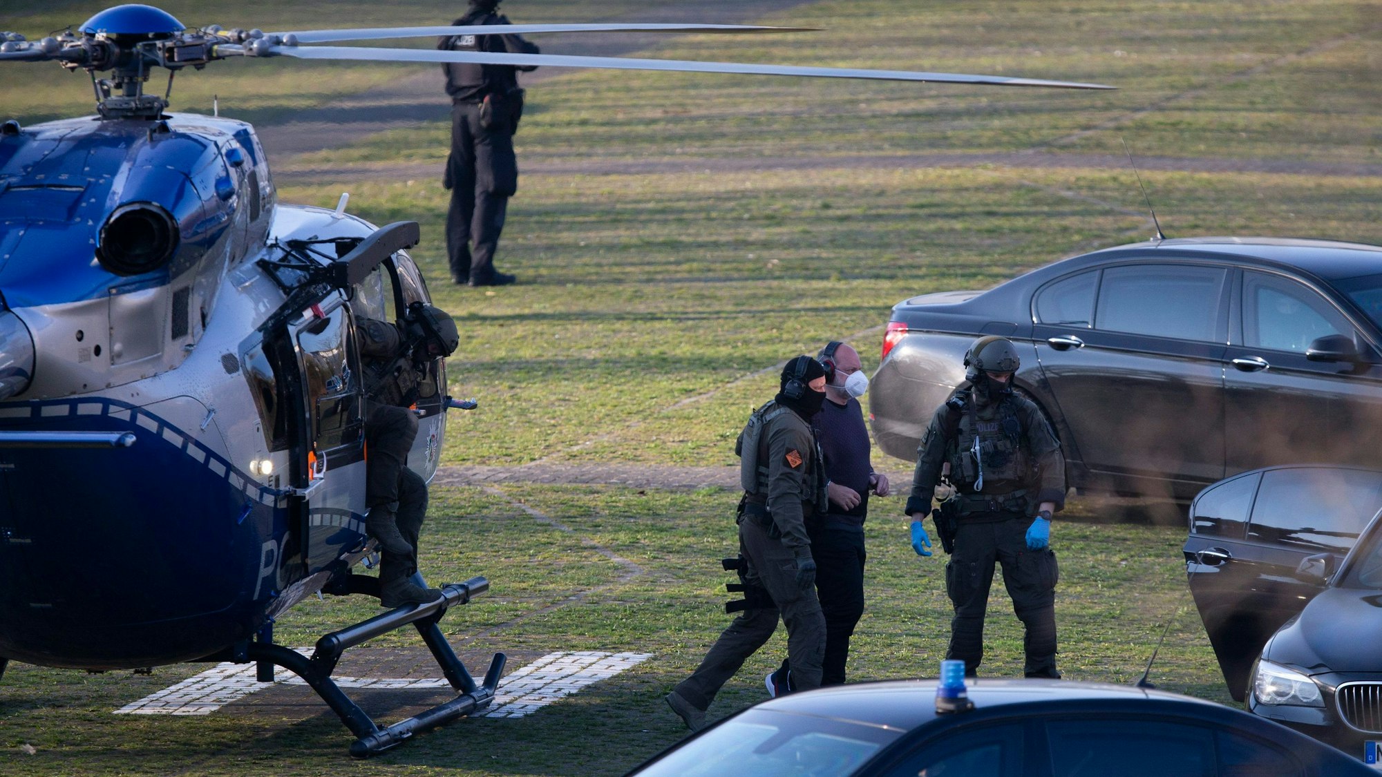 Thomas Drach steigt in Begleitung von Sicherheitskräften aus einem Hubschrauber aus