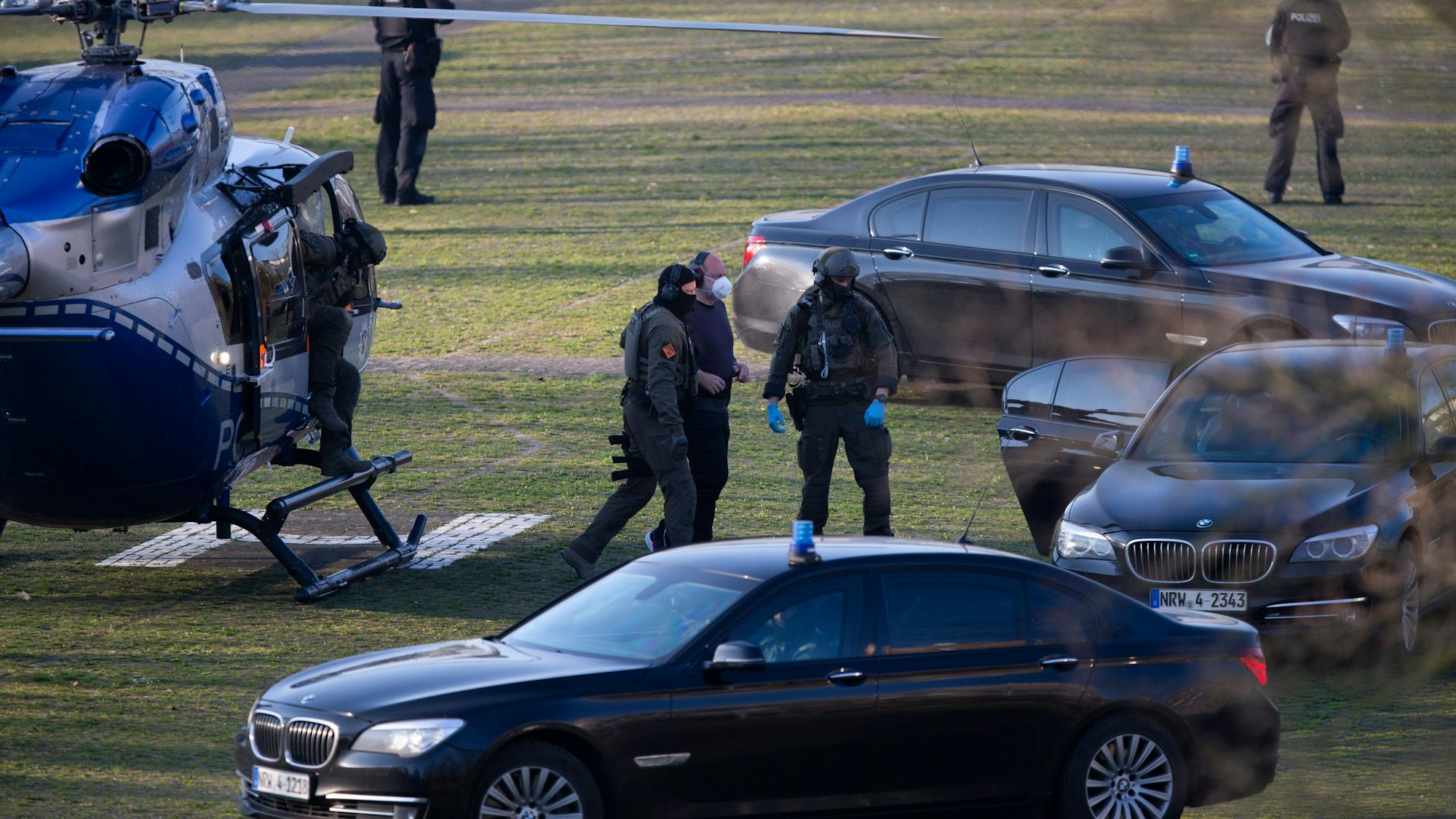 Wie Thomas Drach (hier im Bild) wurde der Angeklagte oftmals per Helikopter zum Gerichtsgebäude gebracht.