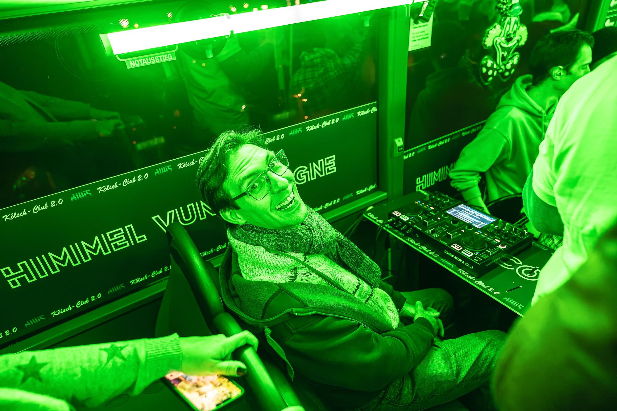 DJ Fosco gibt mit kölscher Newcomer-Band Aluis ein Konzert in einem Partybus.