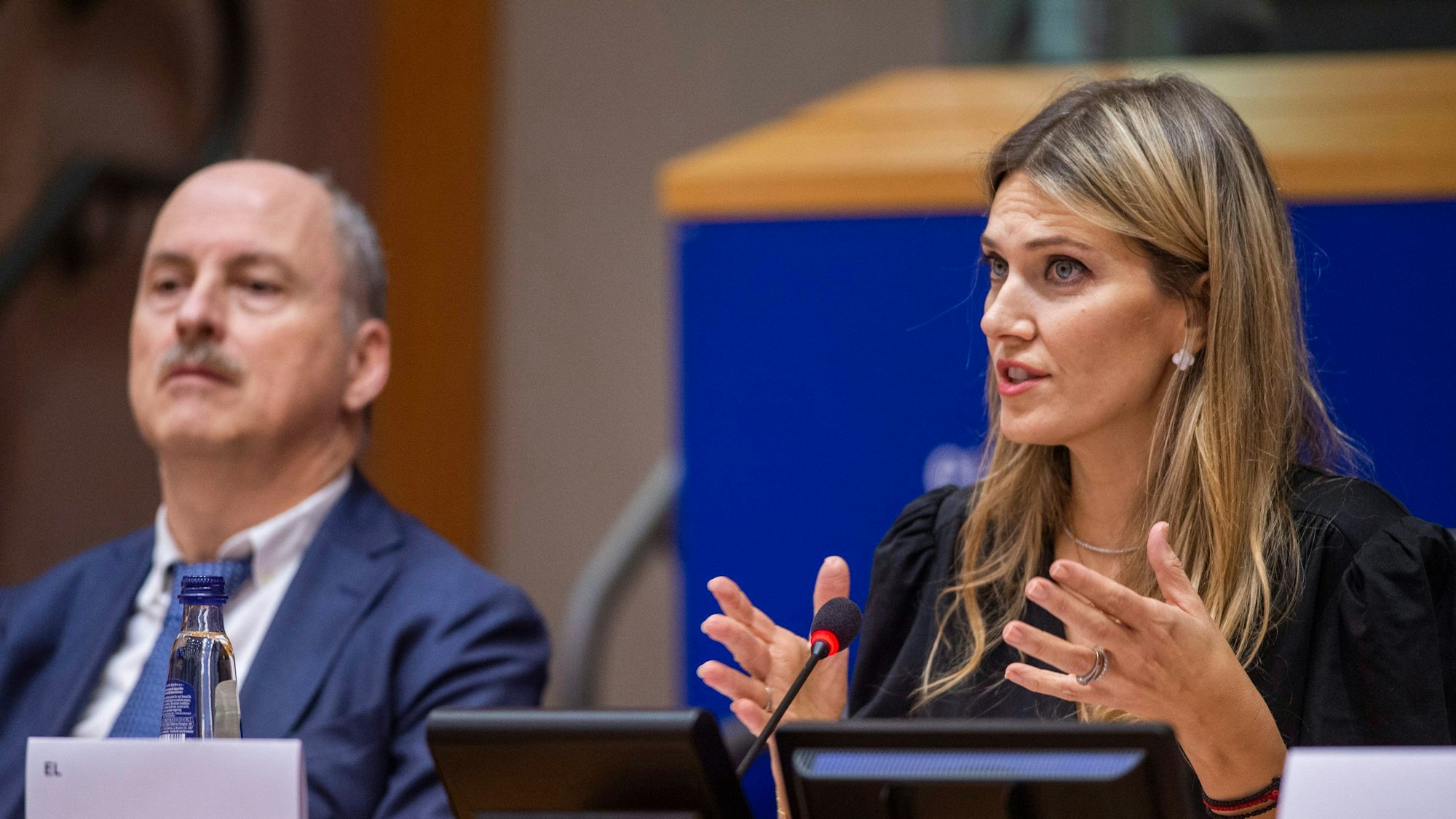 Eva Kaili spricht während der Verleihung des Europäischen Buchpreises in Brüssel. Neben ihr sitzt ein weiterer Abgeordneter des EU-Parlaments.