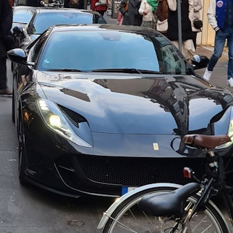 Luxus-Sportwagen parken in der Fußgängerzone auf der Ehrenstraße in Köln