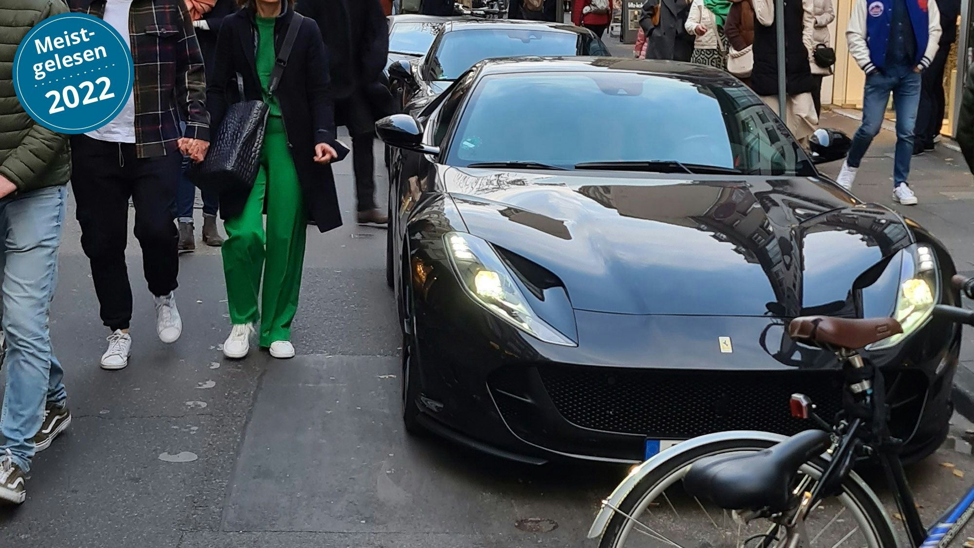 Luxus-Sportwagen parken in der Fußgängerzone auf der Ehrenstraße in Köln