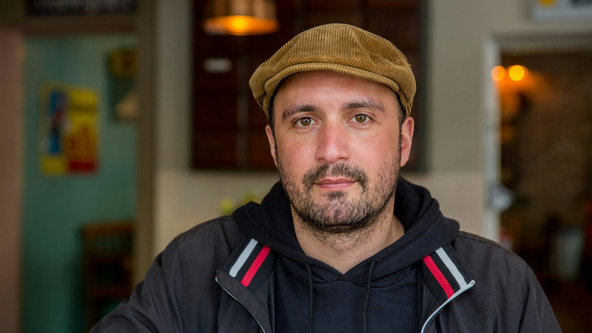 Daniel Rabe schaut in die Kamera