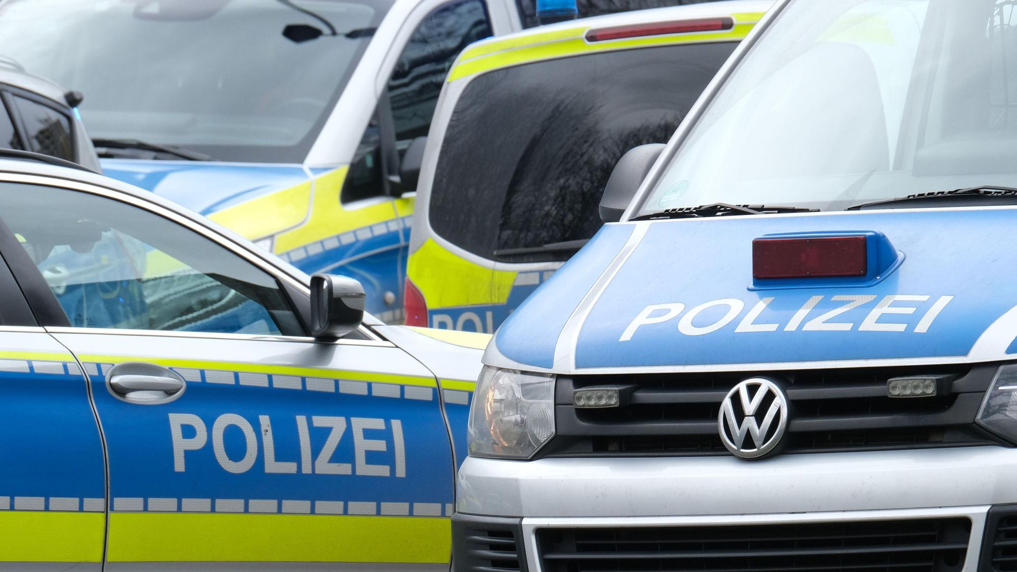 Mehrere Polizeifahrzeuge stehen hintereinander.