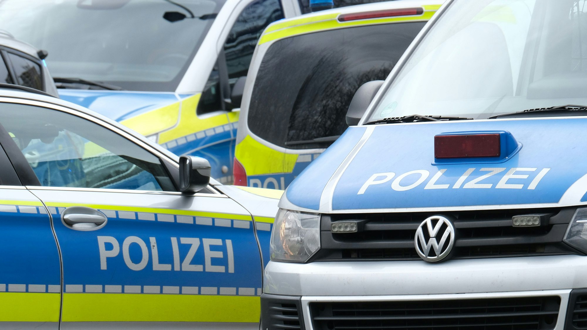 Das Bild zeigt zwei Einsatzfahrzeuge der Polizei (Symbolbild)