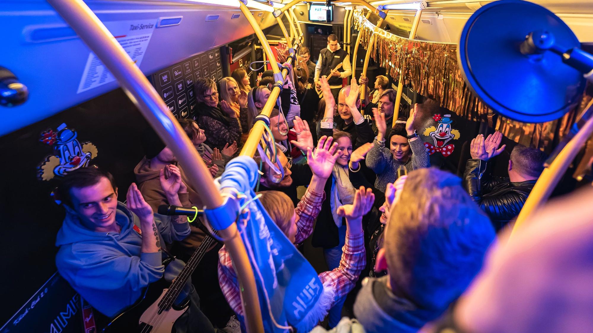 Kölsche Newcomer-Band Aluis gibt Konzert in Partybus