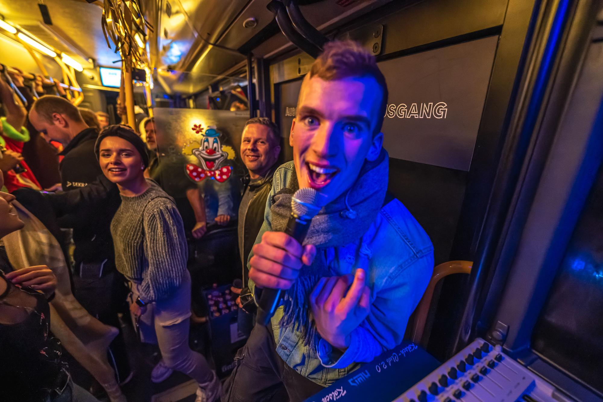 Kölsche Newcomer-Band Aluis gibt Konzert in Partybus.