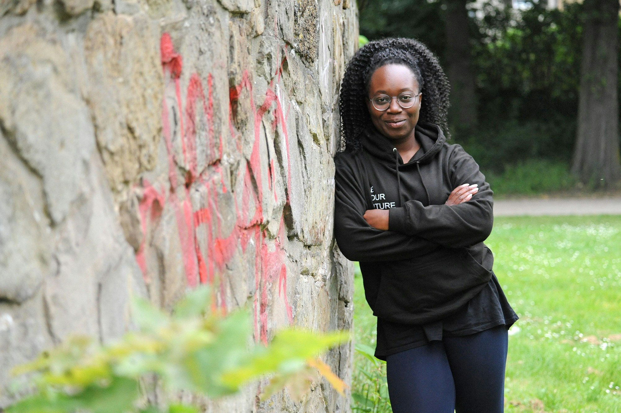 Gina Hitsch an eine Mauer gelehnt. Foto: Britta Berg