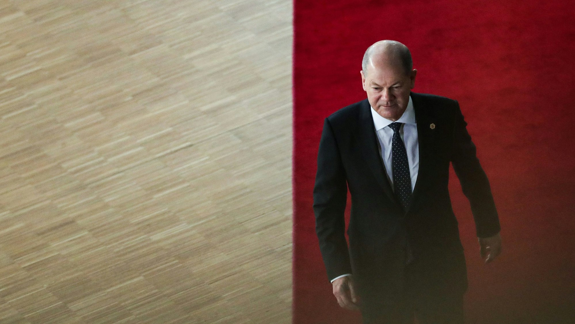 Bundeskanzler Olaf Scholz (SPD) trifft zum EU-Gipfel in Brüssel ein.