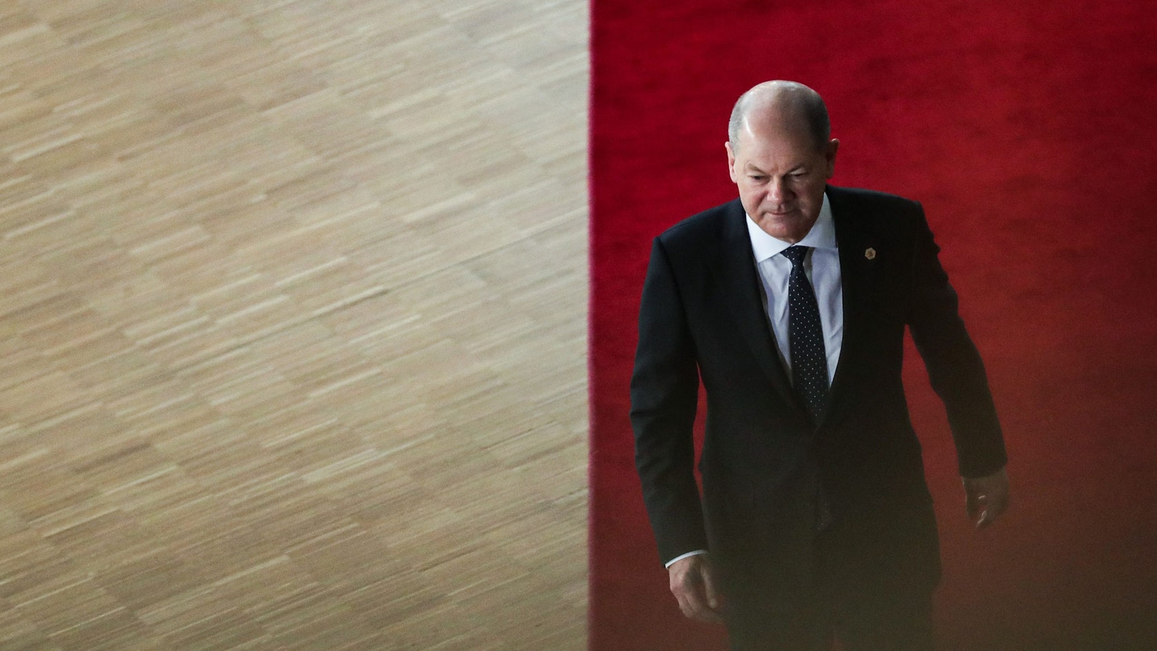 Bundeskanzler Olaf Scholz (SPD) trifft zum EU-Gipfel in Brüssel ein.