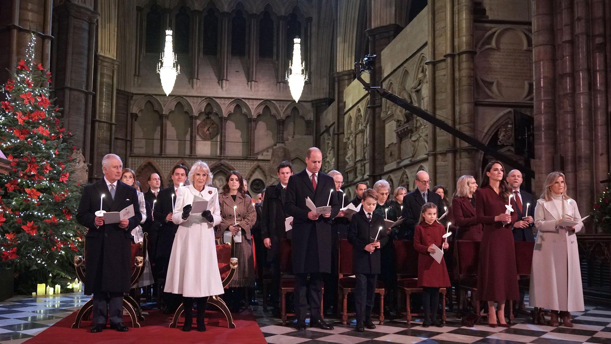König Charles III. (erste Reihe, l-r), Königsgemahlin Camilla, William, Prinz von Wales, dessen Kinder Prinz George und Prinzessin Charlotte, Kate, Prinzessin von Wales, und Gräfin Sophie von Wessex während des „Together at Christmas“-Gottesdienstes in der Westminster Abbey.