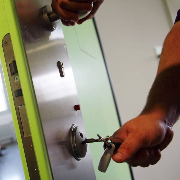 Ein Justizbeamter öffnet eine Zelle in der Justizvollzugsanstalt Wuppertal-Ronsdorf.