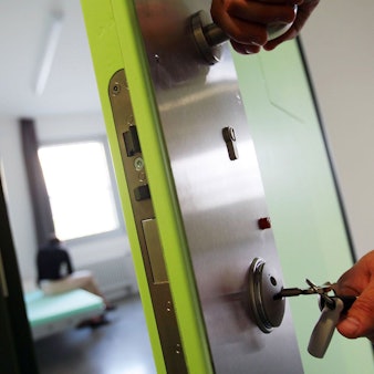 Ein Justizbeamter öffnet eine Zelle in der Justizvollzugsanstalt Wuppertal-Ronsdorf.