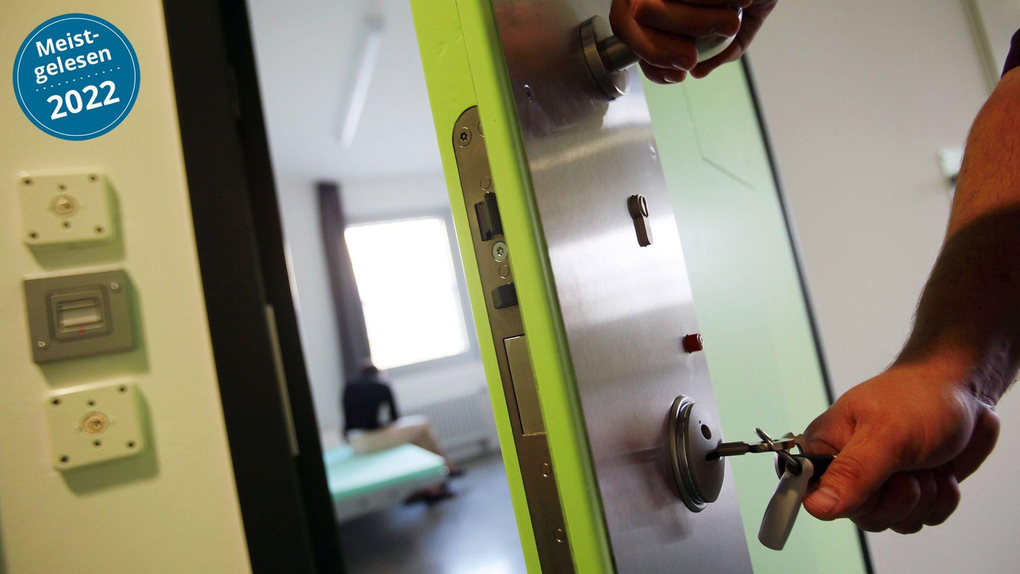 Ein Justizbeamter öffnet eine Zelle in der Justizvollzugsanstalt Wuppertal-Ronsdorf.