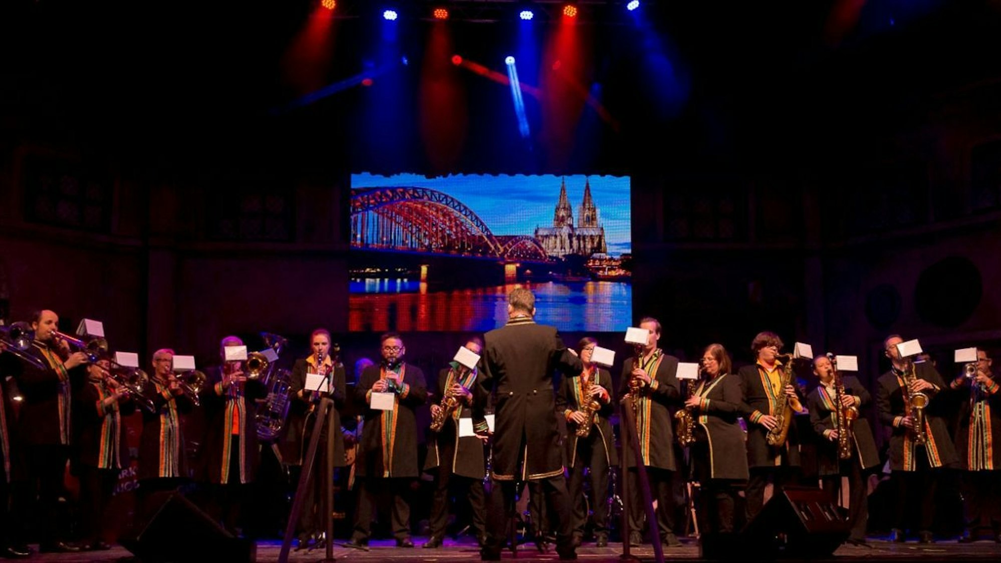 Musiker und Musikerinnen der Domstädter stehen auf der Bühne.