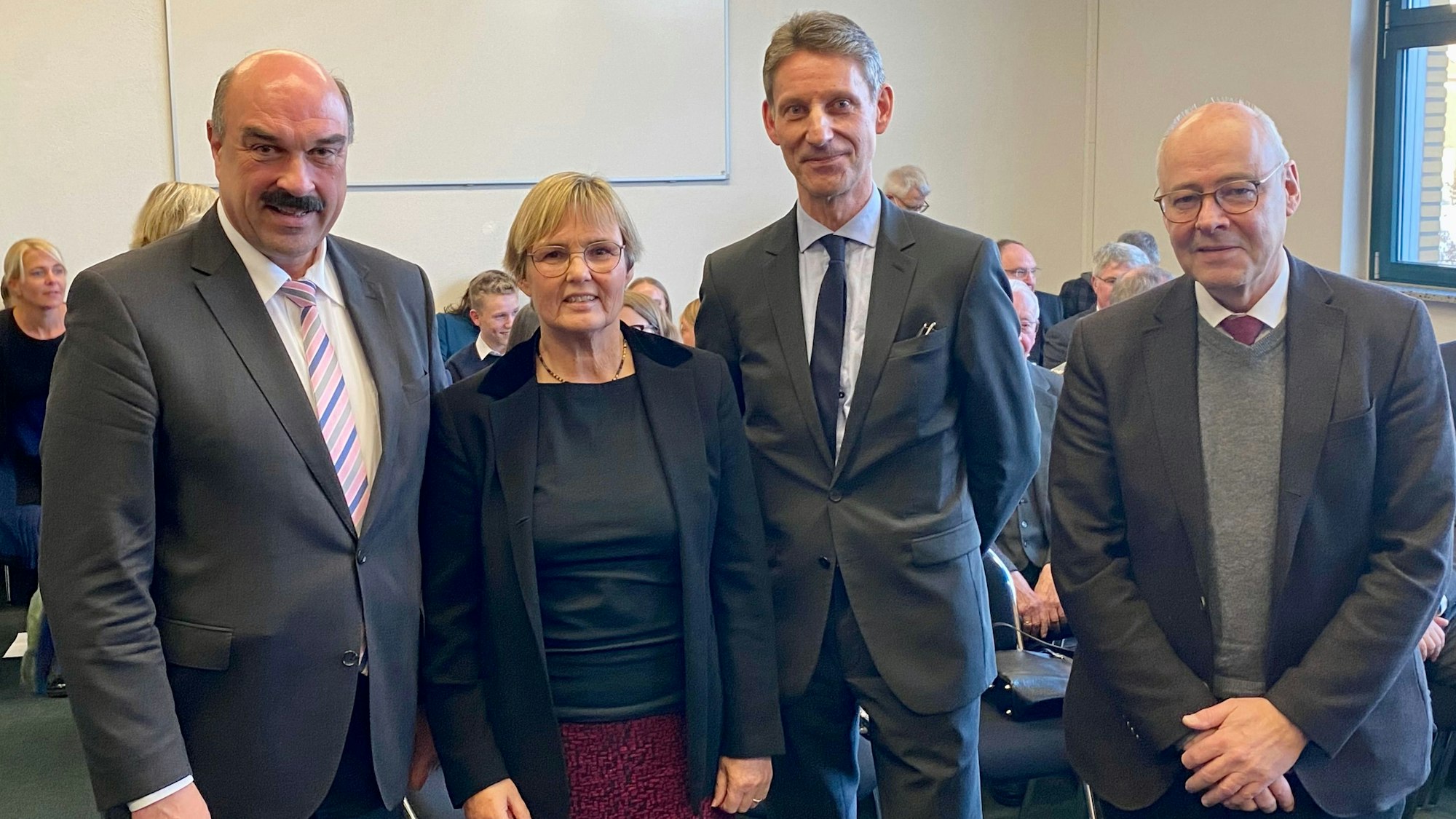 Bernd Scheiff, die verabschiedete Amtsgerichtsdirektorin Petra Strothmann-Schiprowski, ihren Nachfolger Daniel Radke und Stefan Weismann bei der offiziellen Einführung im Amtsgericht Euskirchen.