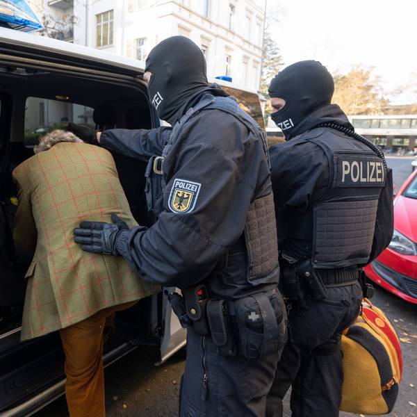 Polizisten nehmen während der bundesweiten Razzia Heinrich XIII Prinz Reuß fest.