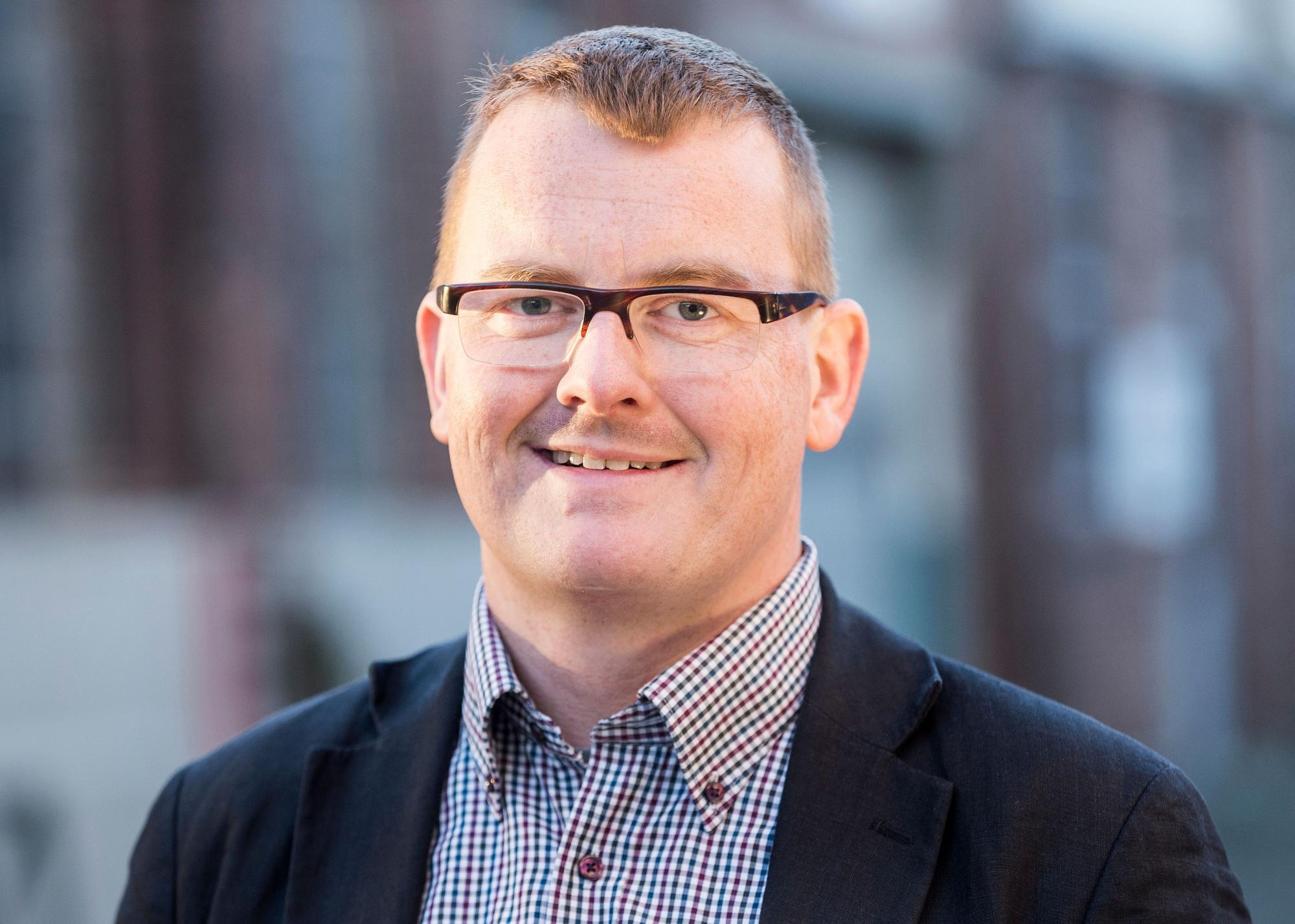 Daniel Deimel, Professor für Klinische Sozialarbeit, lächelt in die Kamera.