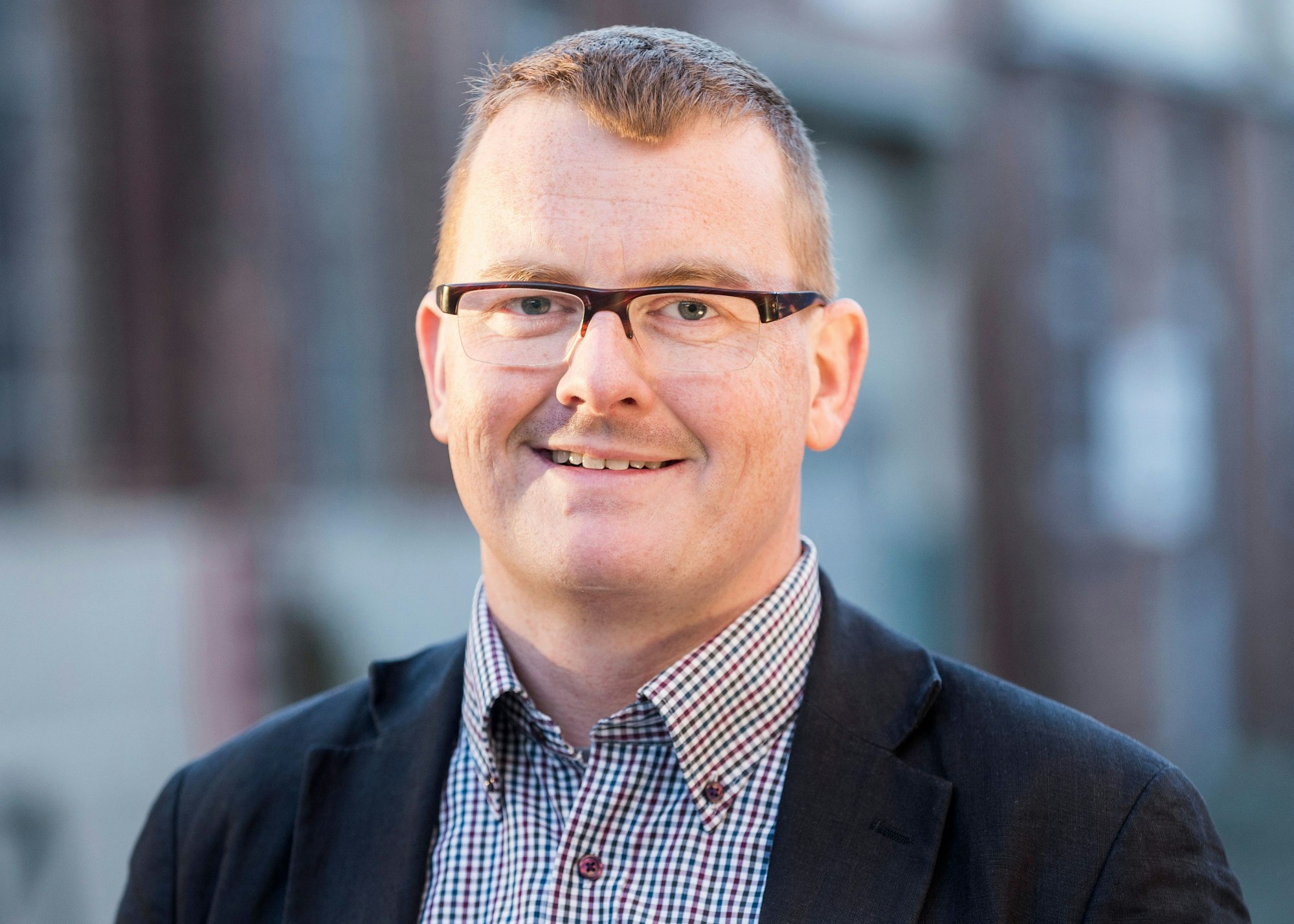 Daniel Deimel, Professor für Klinische Sozialarbeit, lächelt in die Kamera.