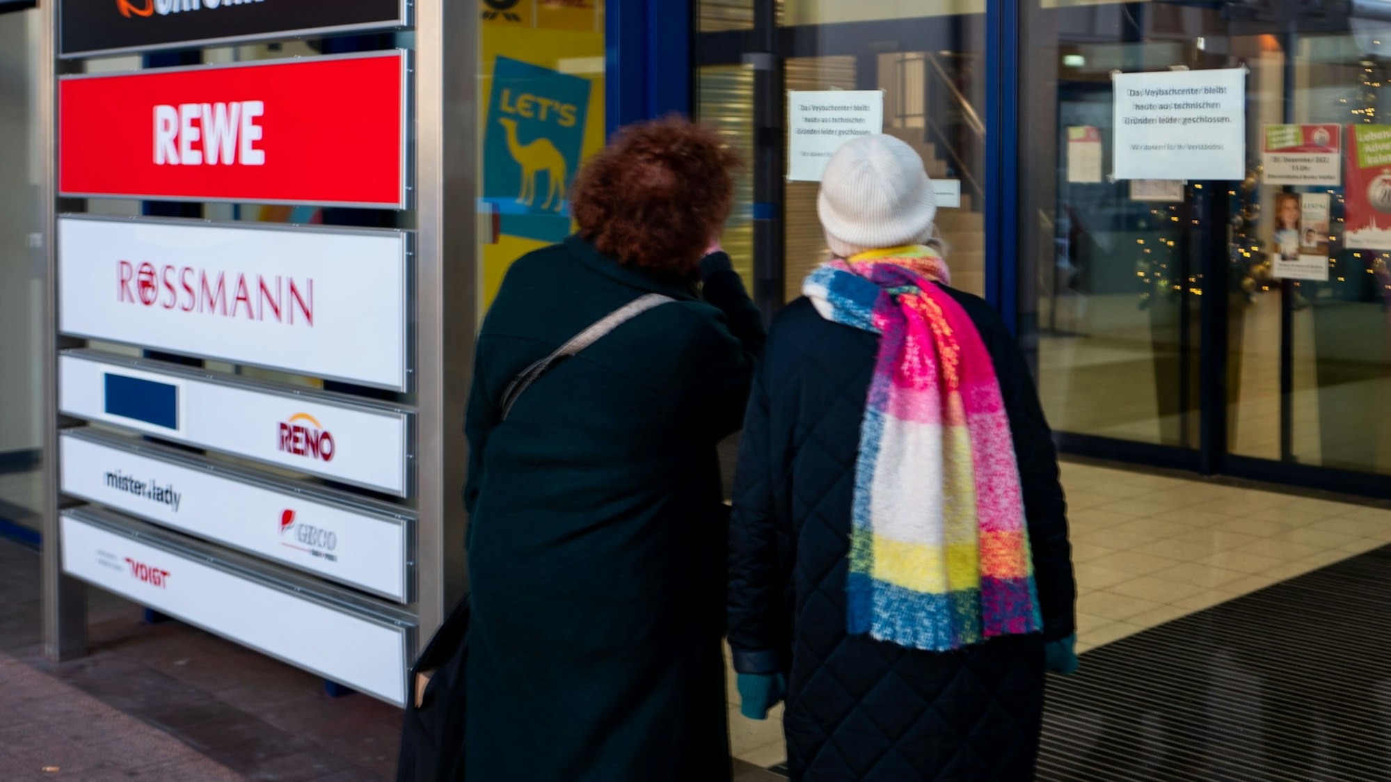 Zwei Passantinnen stehen vor der verschlossenen Tür des Veybach-Centers.
