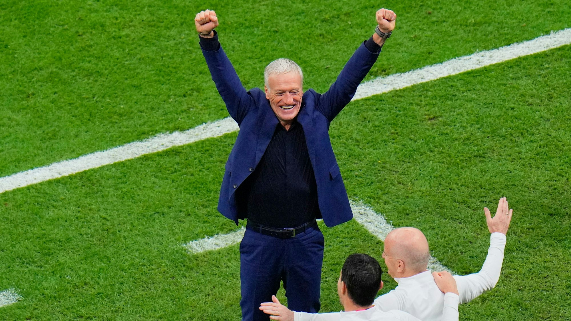Frankreichs Trainer Didier Deschamps jubelt nach dem Einzug seines Teams in das WM-Finale von Katar.
