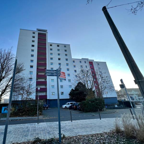Ein zehnstöckiges Hochhaus in der Friedrich-List-Straße in Opladen.
