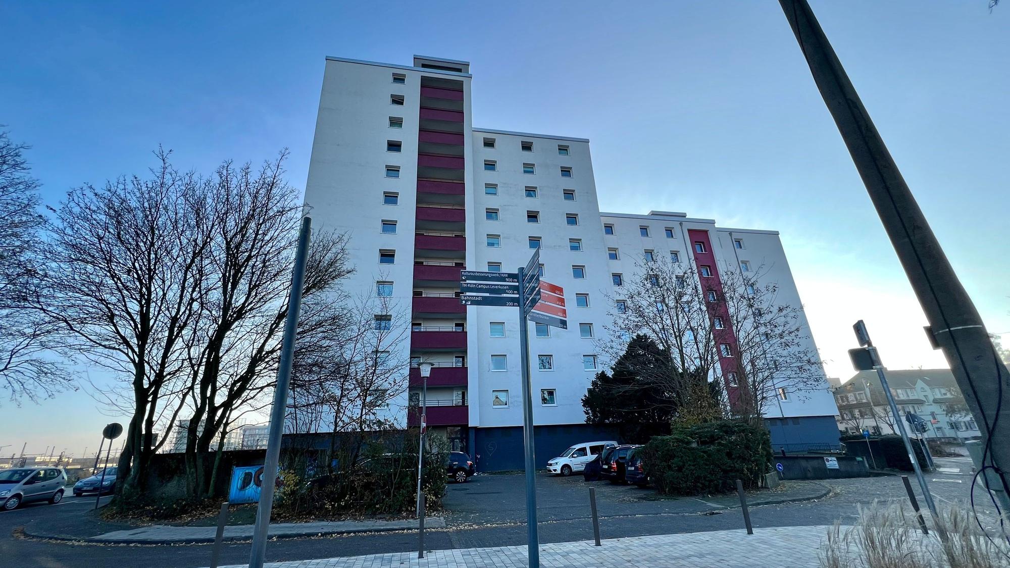 Ein zehnstöckiges Hochhaus in der Friedrich-List-Straße in Opladen.