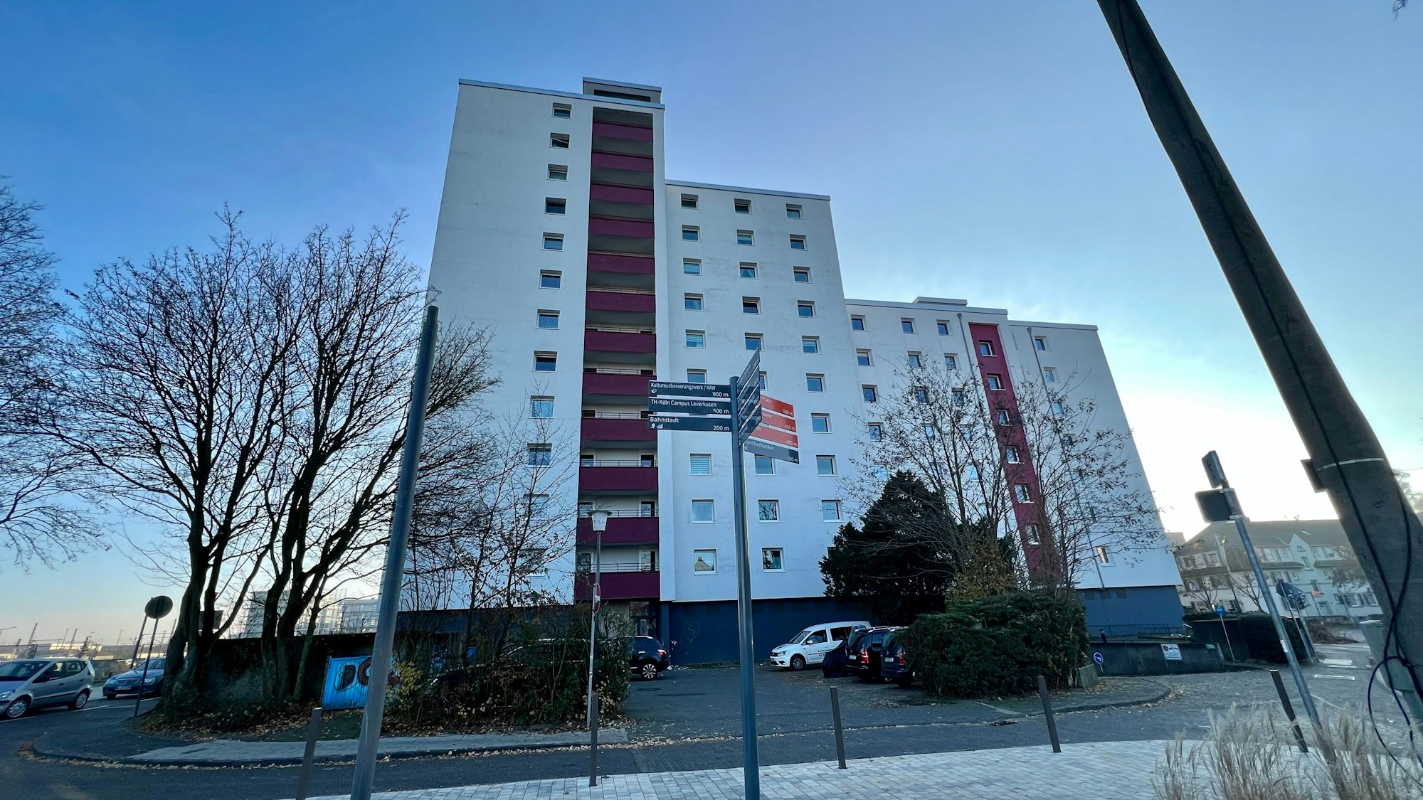 Ein zehnstöckiges Hochhaus in der Friedrich-List-Straße in Opladen.