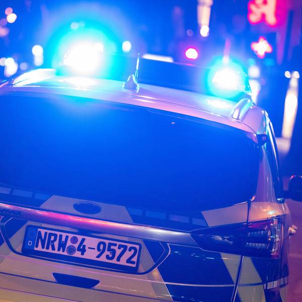 Das Bild zeigt das Blaulicht eines Polizeiwagens bei Nacht.