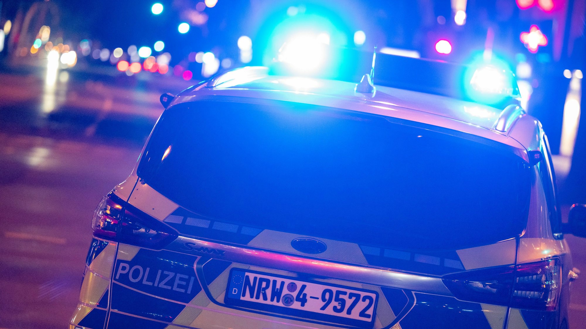 Ein mutmaßlich betrunkener Autofahrer hat sich Samstagnacht eine Verfolgungsjagd mit der Polizei von Stammheim nach Dünnwald geliefert (Symbolbild).