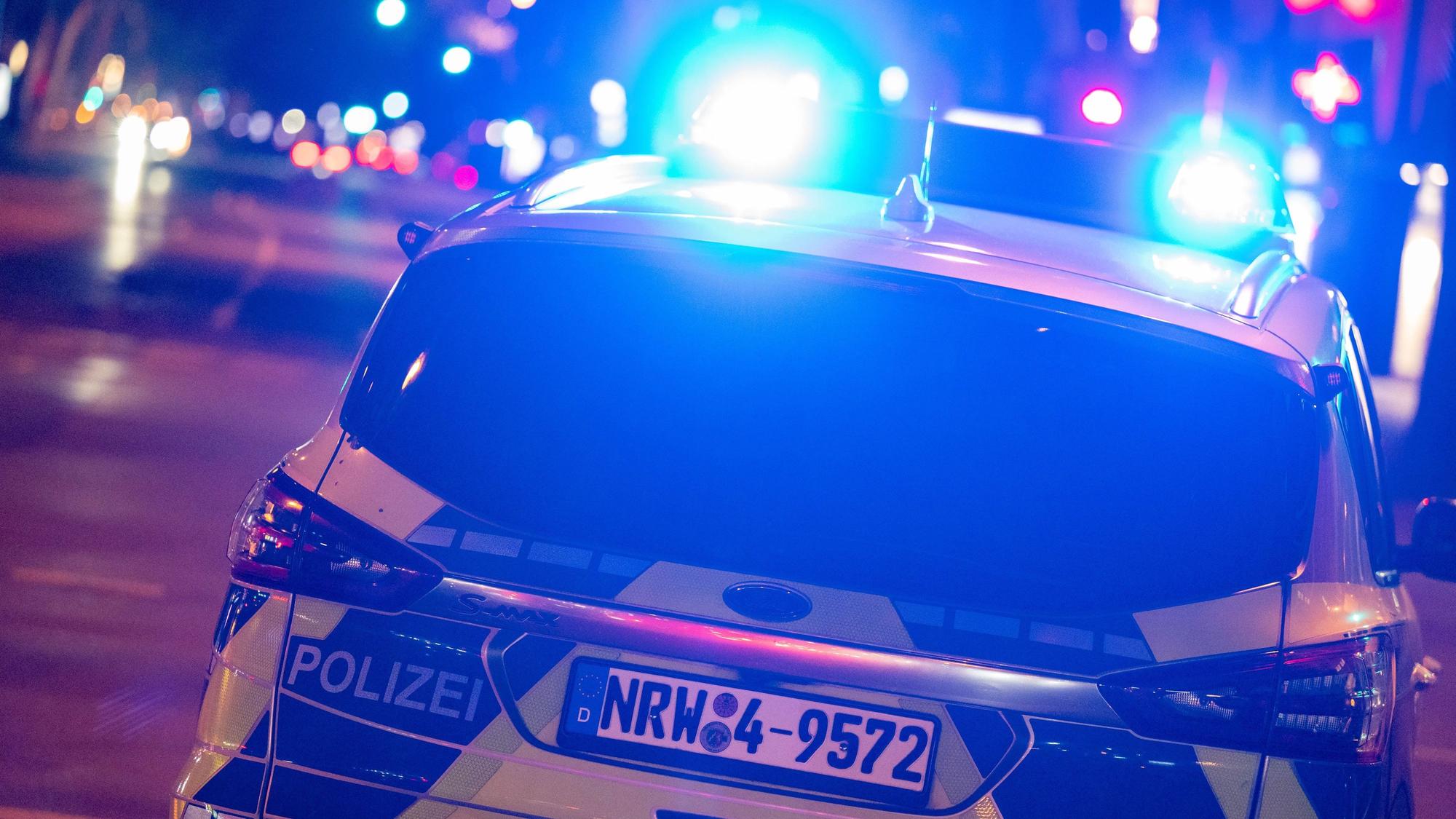 Das Foto zeigt einen Polizeiwagen bei Nacht.